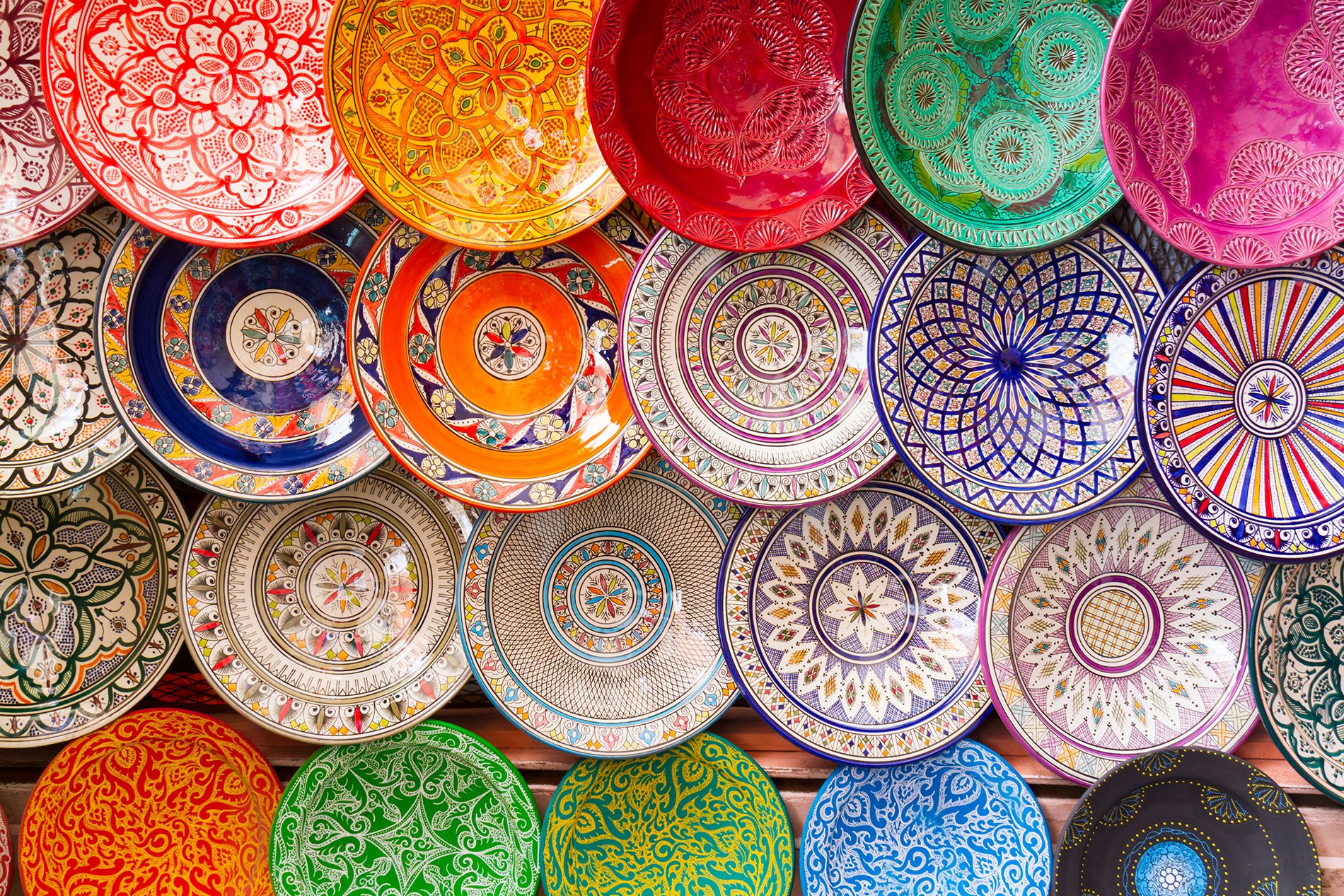 Souk de plats en argile colorés - ©kasto80/Getty Images Plus